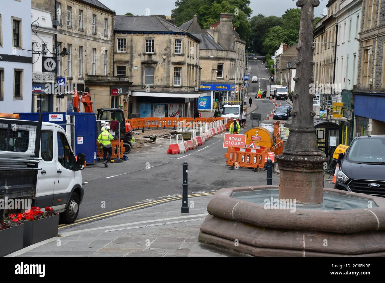 La strada chiusa attraverso il centro città di Frome in Somerset in fase di ristrutturazione a beneficio dei pedoni e di ridurre e migliorare il flusso del traffico. Foto Stock