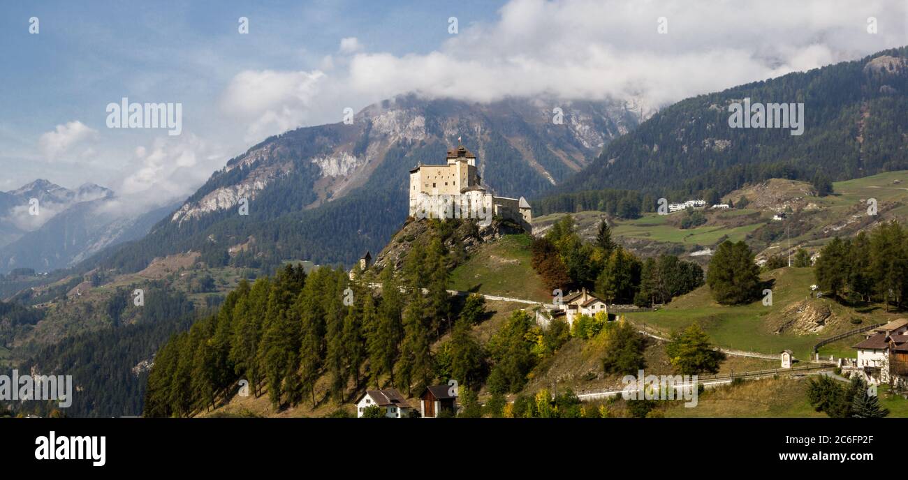 Vista panoramica della valle del Tarasp con il castello di Tarasp (costruito nel 11 ° secolo) nelle Alpi svizzere, Canton Grigioni o Graubuendon, Svizzera (grande stitche Foto Stock