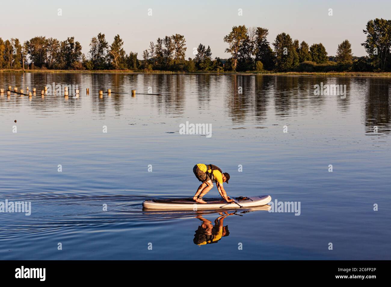 Preparandosi a stare in piedi su una pediera dopo aver passato sotto un ponte basso in alta marea Foto Stock