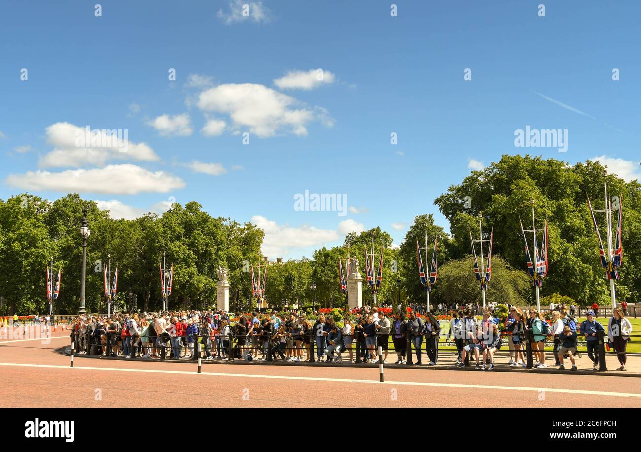 Londra, Inghilterra - Luglio 2018: Vista grandangolare di una folla di persone che aspettano fuori Buckingham Palace per la cerimonia del cambio della guardia. Foto Stock