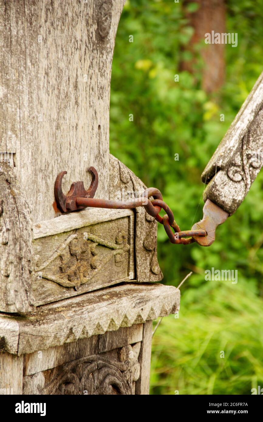 Vista dettagliata di un dispositivo di sicurezza su uno storico ponte asiatico a bastioni Foto Stock