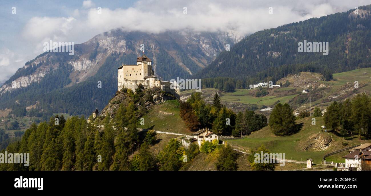 Panorama della valle del Tarasp con il castello di Tarasp (costruito nel 11 ° secolo) nelle Alpi svizzere, Canton Grigioni o Graubuendon, Svizzera (grande file) Foto Stock