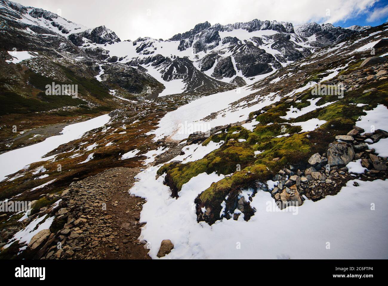 Sentiero escursionistico con MacGillycuddy's Reeks catena montuosa sullo sfondo, Kerry, Irlanda Foto Stock