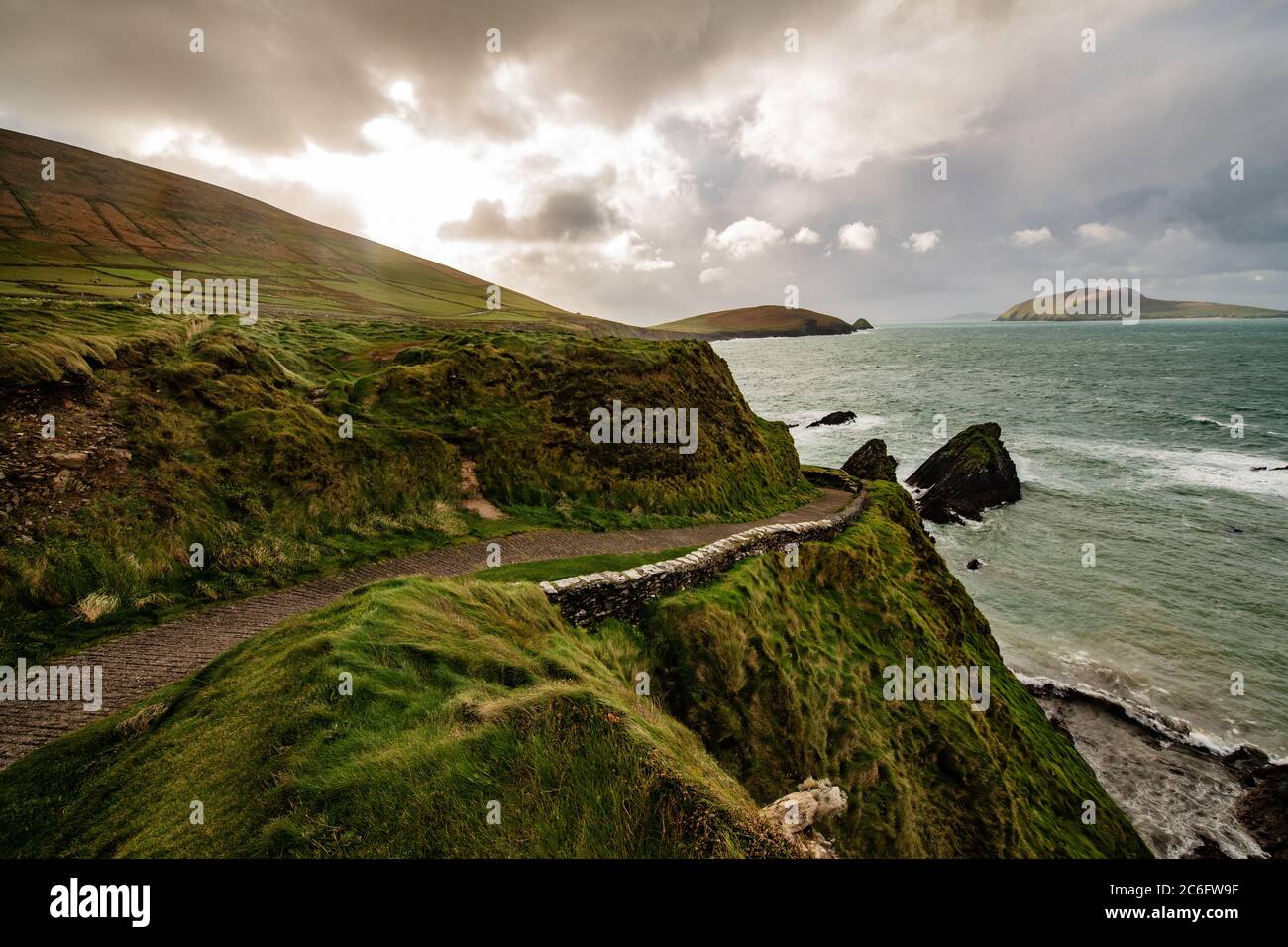 Strada per il molo di Dunquin della Penisola di Dingle, Irlanda Foto Stock