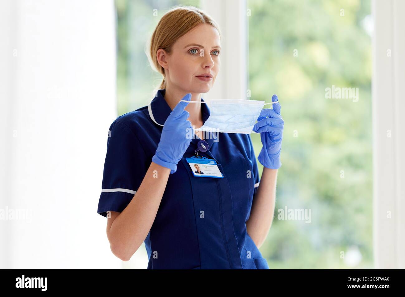 L'infermiere indossava i DPI Foto Stock