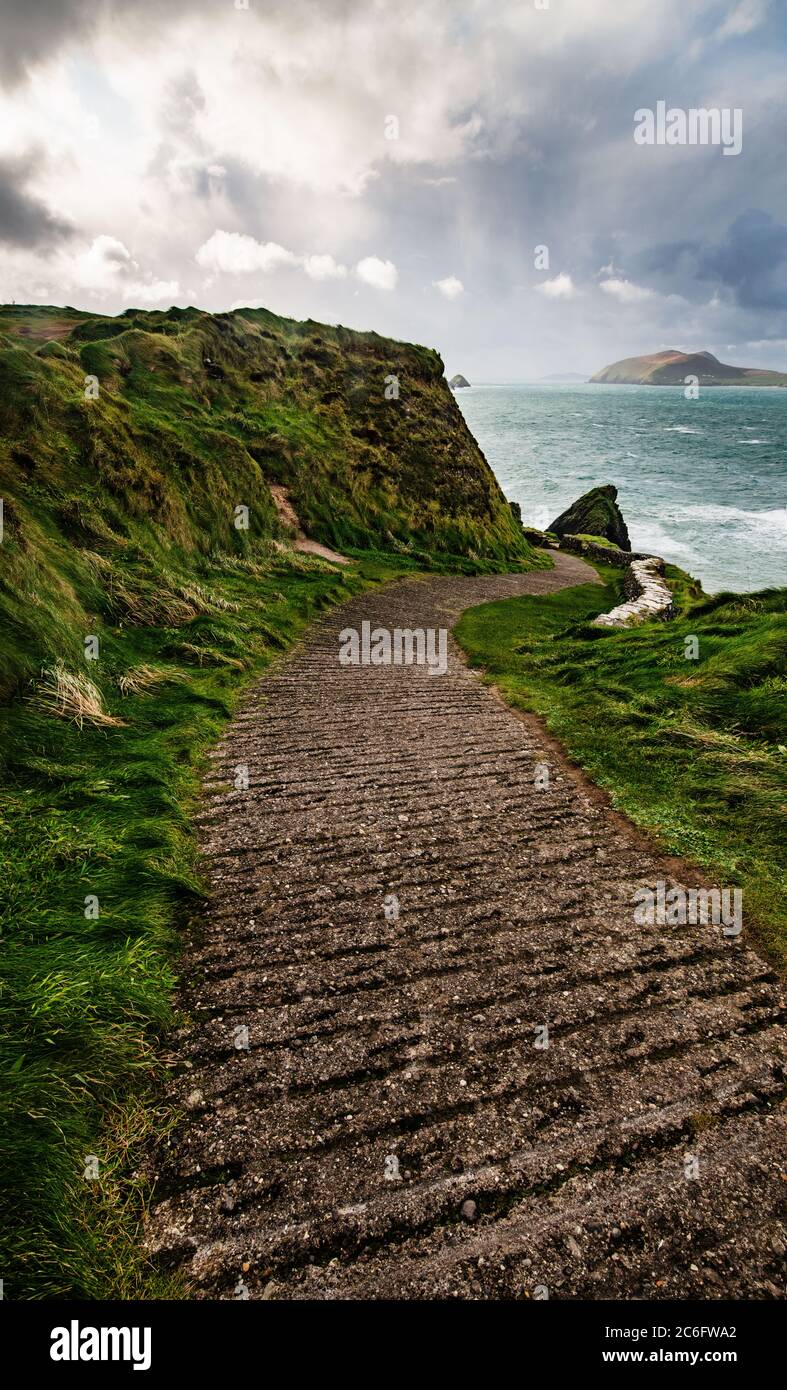 Strada per il molo di Dunquin della Penisola di Dingle, Irlanda Foto Stock