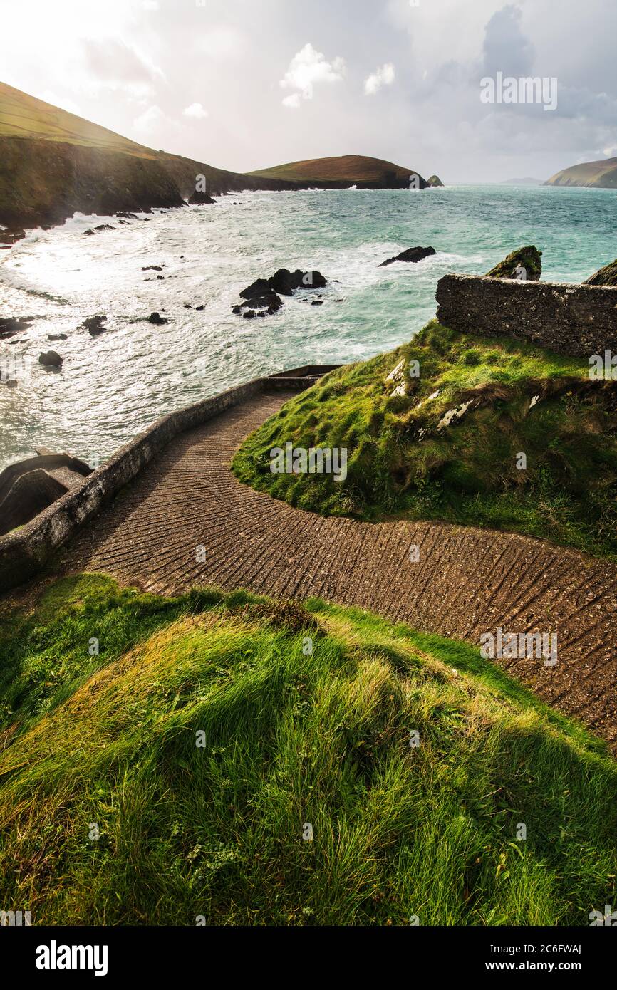 Strada per il molo di Dunquin della Penisola di Dingle, Irlanda Foto Stock