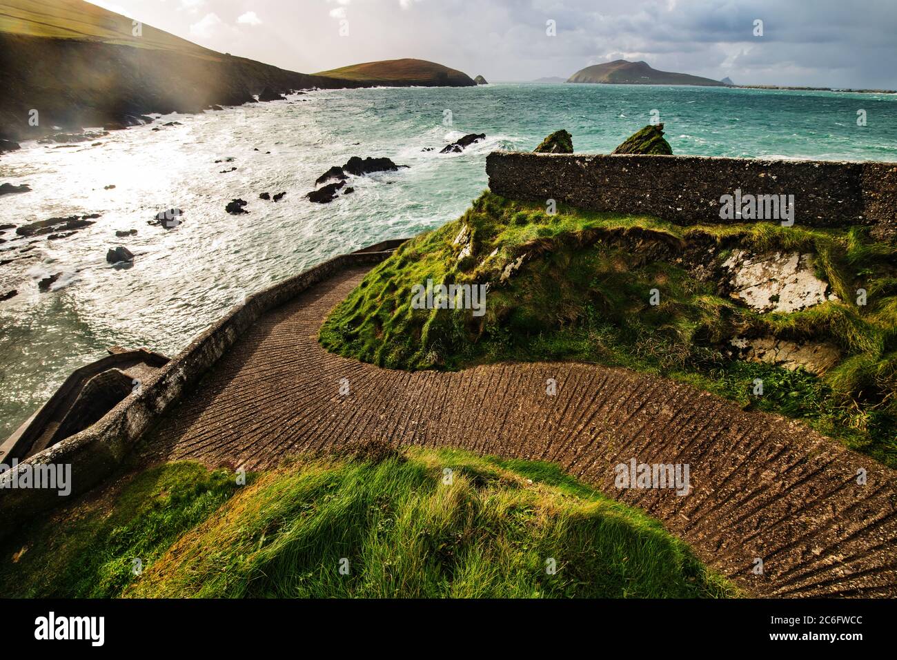 Strada per il molo di Dunquin della Penisola di Dingle, Irlanda Foto Stock