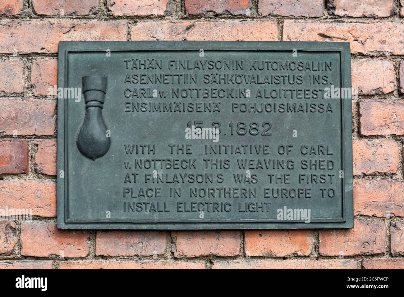 La prima luce elettrica nei paesi nordici. Firma su muro di mattoni di vecchio capannone a Tampere, Finlandia. Foto Stock