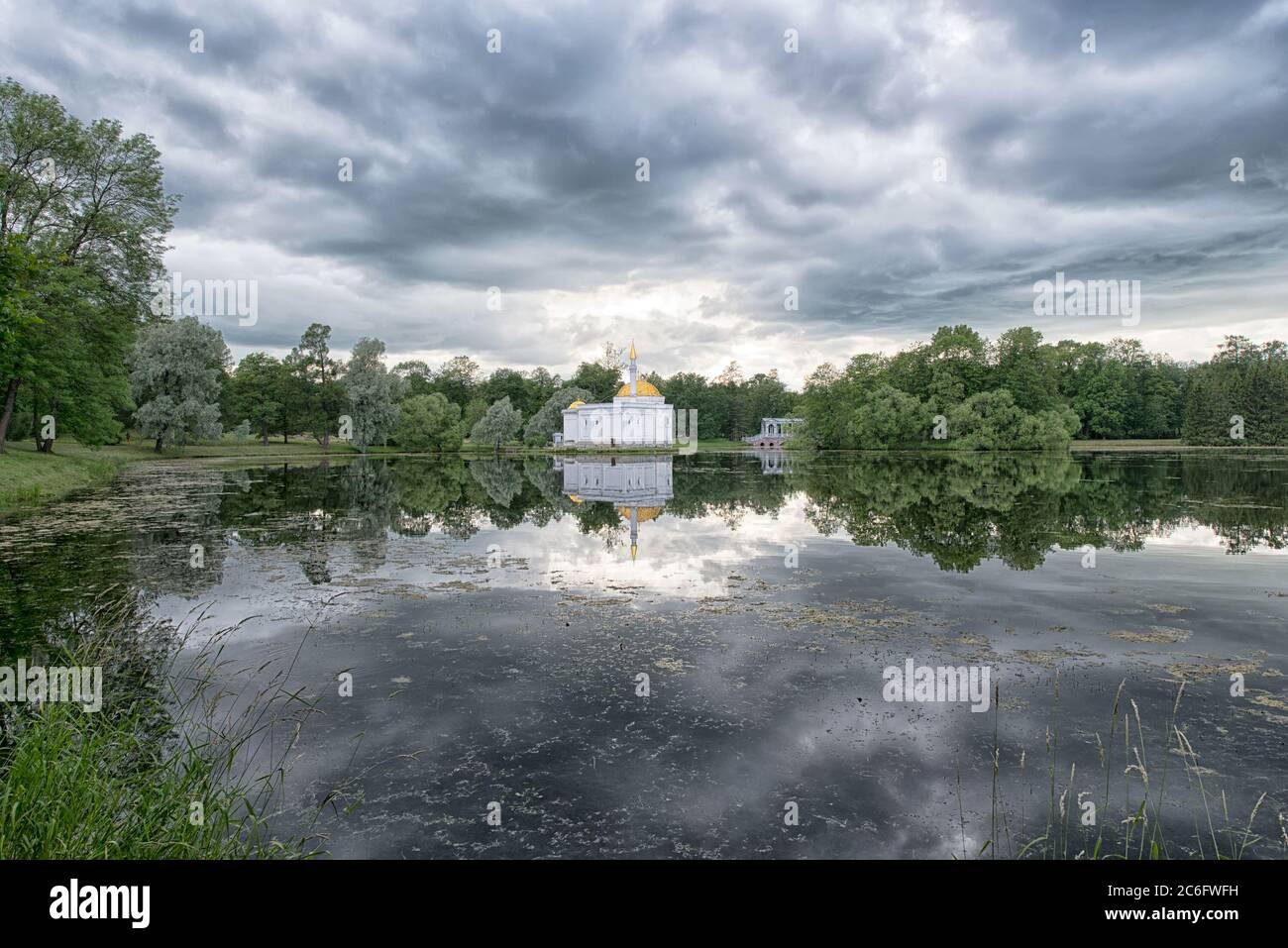 Tsarskoye Selo, San Pietroburgo, Russia – 7 luglio 2020: Il Padiglione del bagno turco e il Ponte di marmo vicino al Grande Stagno nel Parco di Caterina. Foto Stock