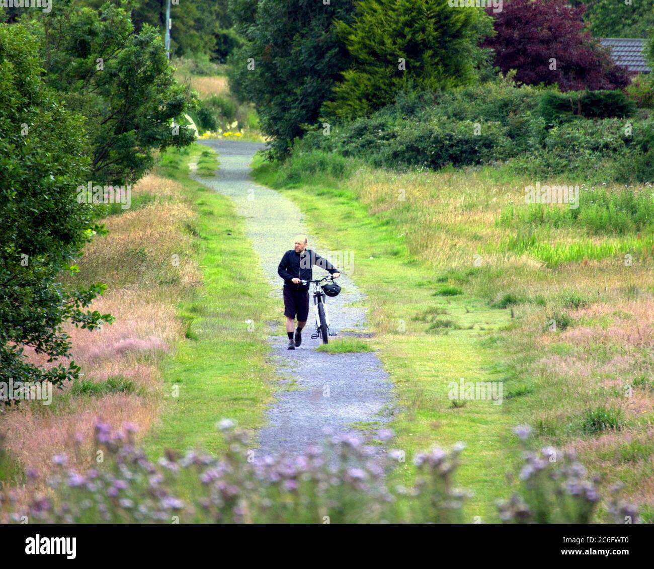 Glasgow, Scozia, Regno Unito 9 luglio 2020: Regno Unito Meteo: Sunny on the Forth e clyde Canal hanno visto la gente continuare a usarlo per esercitarsi e socializzare durante il blocco. Credit: Gerard Ferry/Alamy Live News Foto Stock