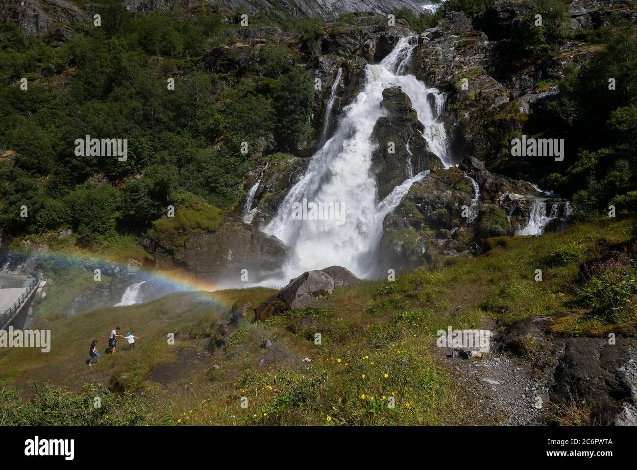 Kleivafossen,Briksdalen,Olden,Nordfjord,Norvegia sulla strada per il ghiacciaio Briksdalsbreen . La cascata si trova sul fiume che scorre dal ghiacciaio Foto Stock