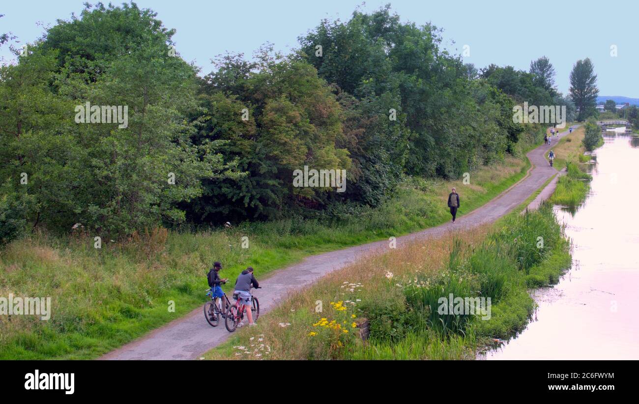 Glasgow, Scozia, Regno Unito 9 luglio 2020: Regno Unito Meteo: Sunny on the Forth e clyde Canal hanno visto la gente continuare a usarlo per esercitarsi e socializzare durante il blocco. Credit: Gerard Ferry/Alamy Live News Foto Stock