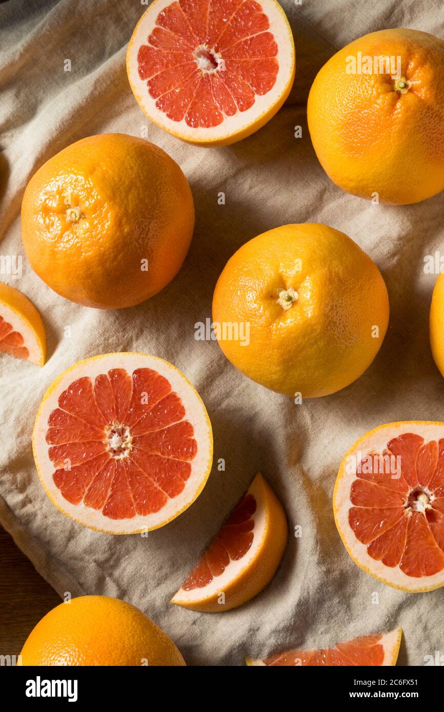 Greggi bio rubino pompelmo rosso pronto a mangiare Foto Stock