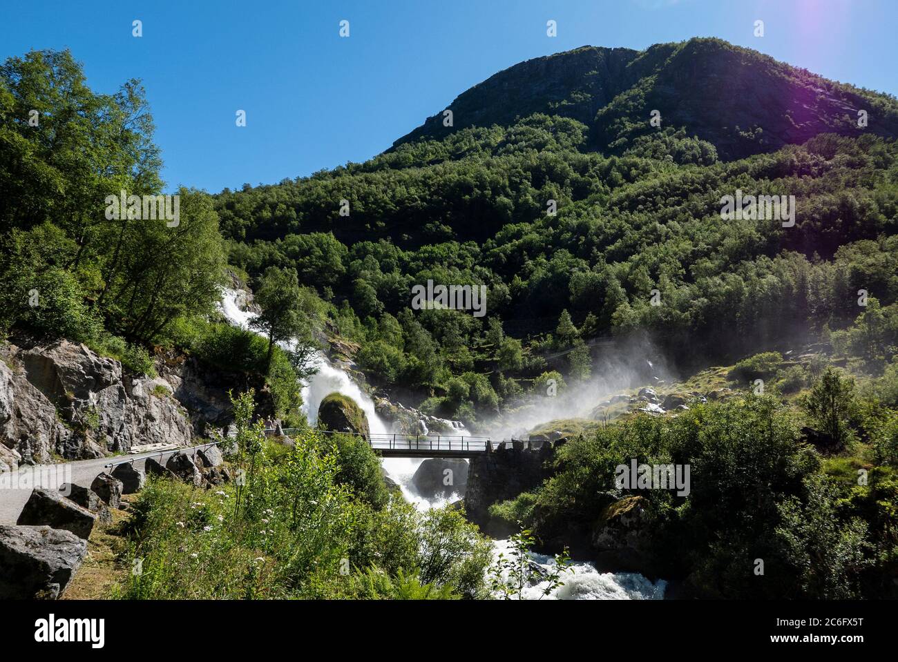 Kleivafossen,Briksdalen,Olden,Nordfjord,Norvegia sulla strada per il ghiacciaio Briksdalsbreen . La cascata si trova sul fiume che scorre dal ghiacciaio Foto Stock