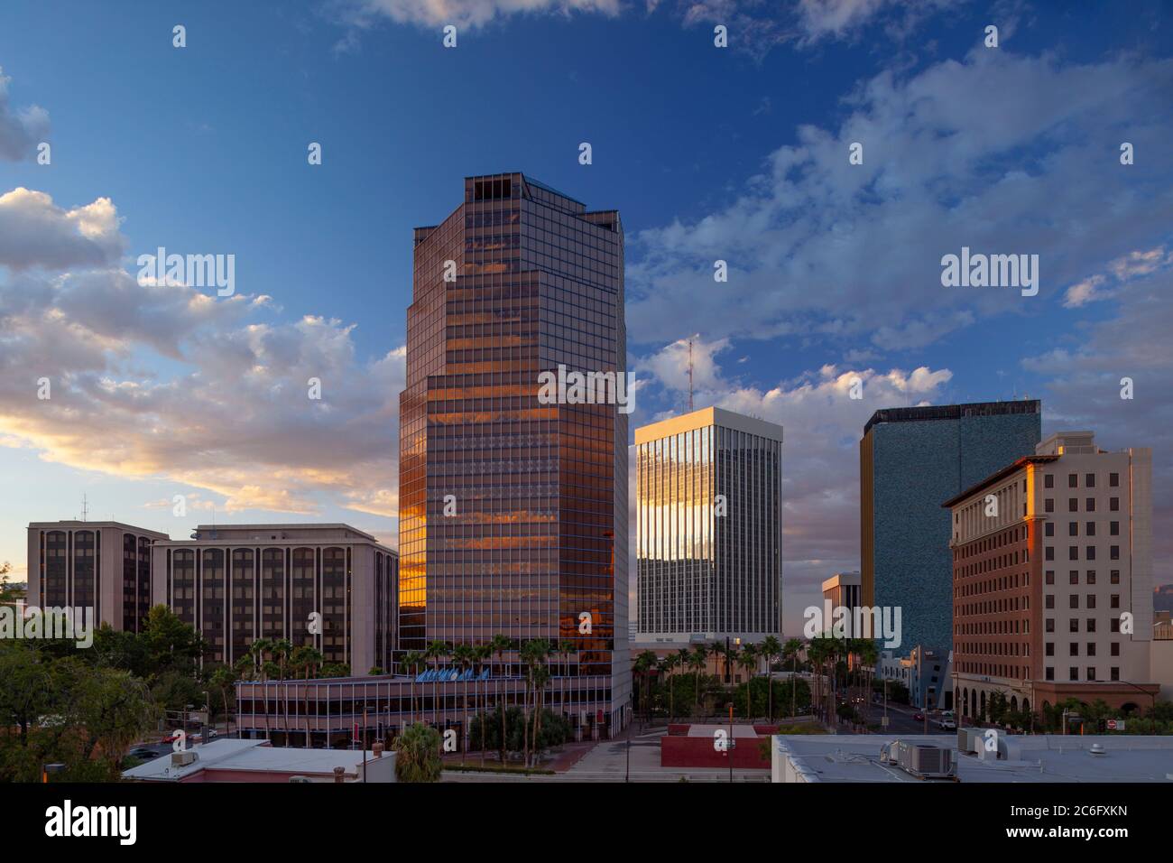 Tucson AZ / Oct ultima luce sugli alti edifici del centro di Tucson sotto un cielo di Alto Cumulus nuvole. Foto Stock