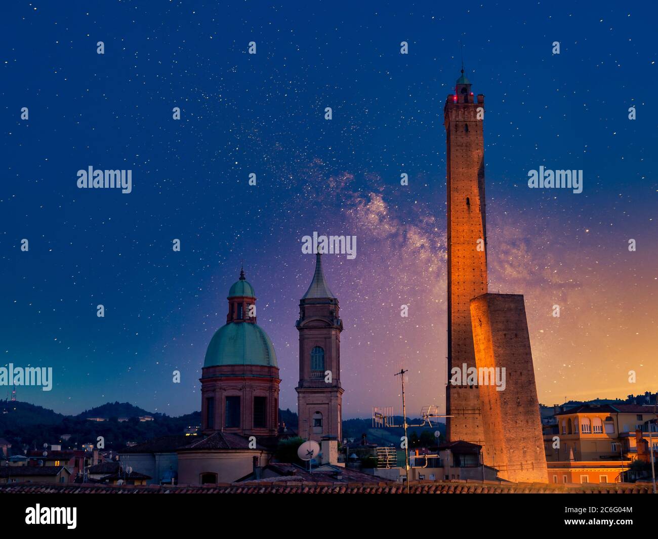 Torre Asinelli e il suo vicino più corto, la Torre Garisenda. Illuminato di notte. Bologna, Italia. Foto Stock