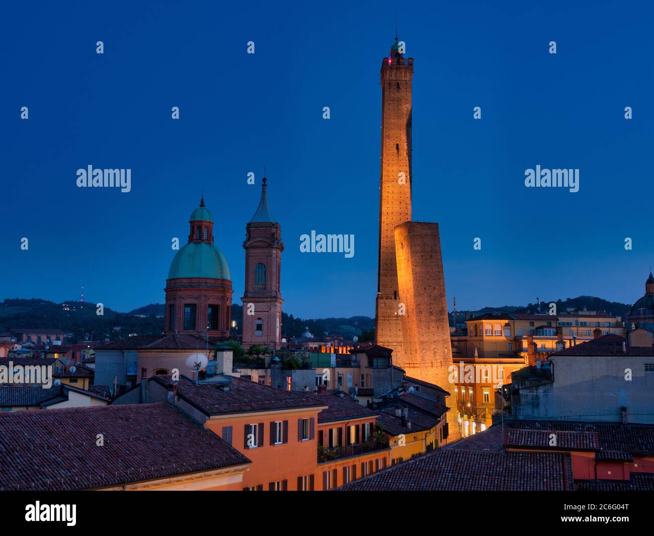 Torre Asinelli e il suo vicino più corto, la Torre Garisenda. Illuminato di notte. Bologna, Italia. Foto Stock