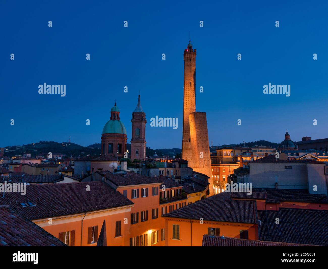 Torre Asinelli e il suo vicino più corto, la Torre Garisenda. Illuminato di notte. Bologna, Italia. Foto Stock