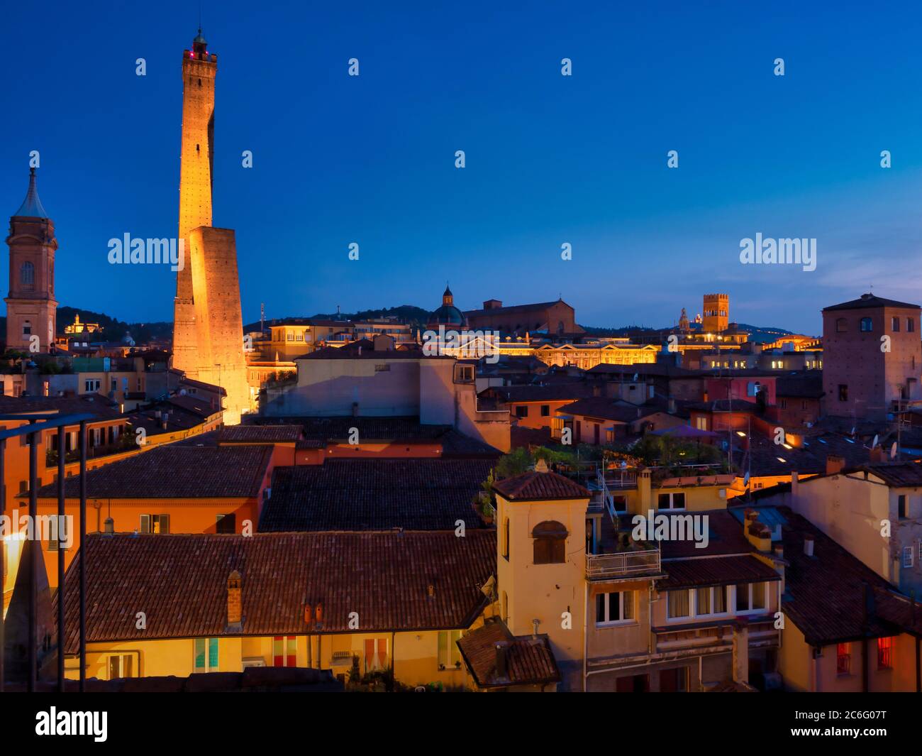 Torre Asinelli e il suo vicino più corto, la Torre Garisenda. Illuminato di notte. Bologna, Italia. Foto Stock