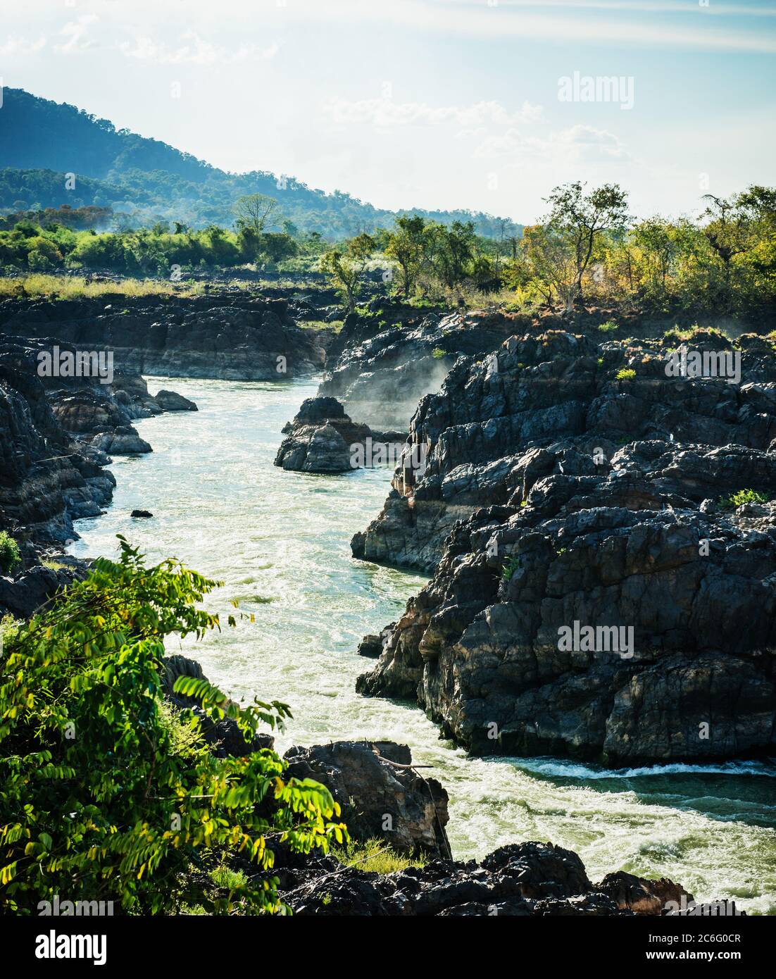 Fiume che scorre dalle cascate di si Phi o Somphamit anche conosciuto come cascate di Liphi o Don Khone sull'isola di Don Det, quattromila isole, si Phan Don, Foto Stock