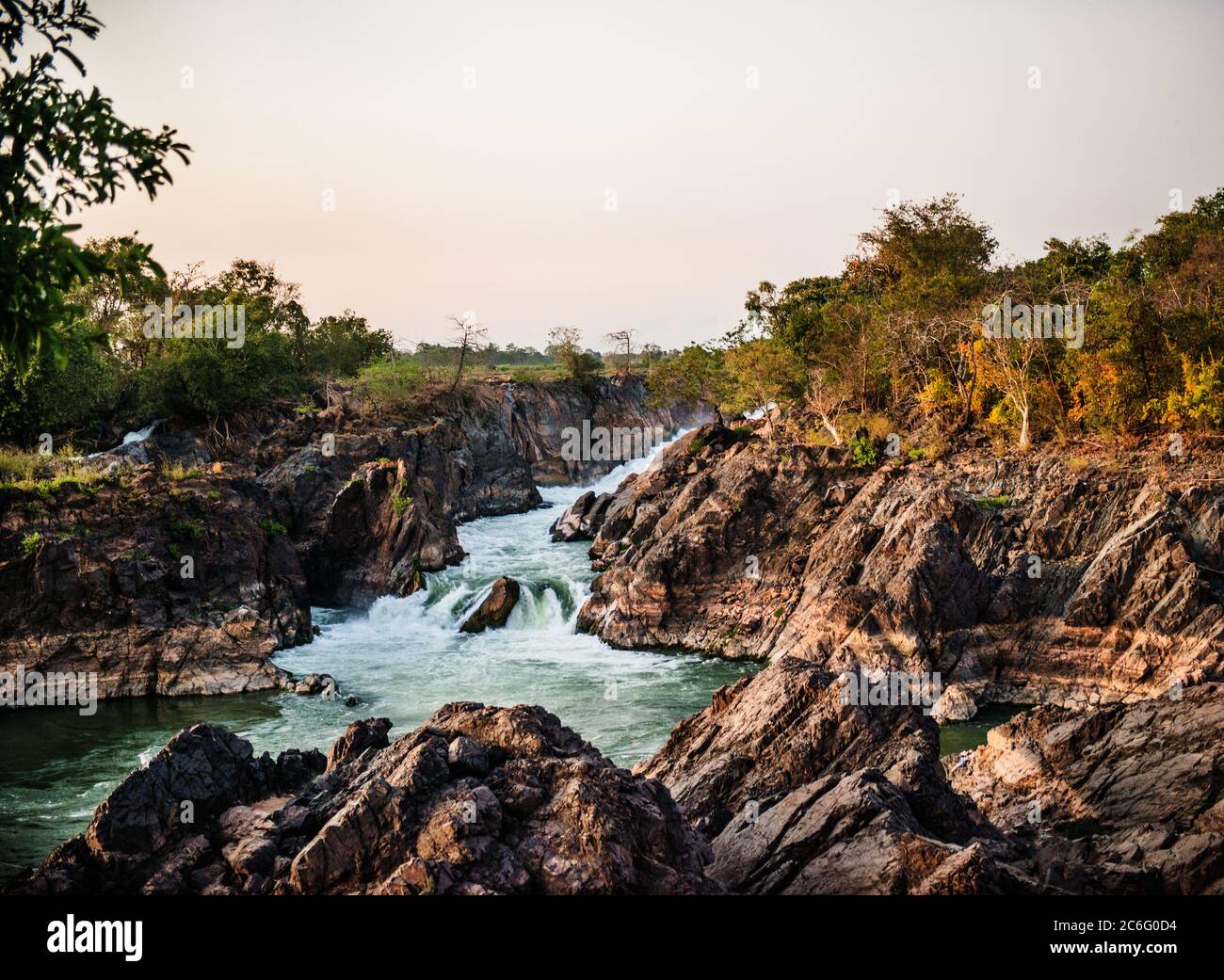 Fiume che scorre dalle cascate di si Phi o Somphamit anche conosciuto come cascate di Liphi o Don Khone sull'isola di Don Det, quattromila isole, si Phan Don, Foto Stock