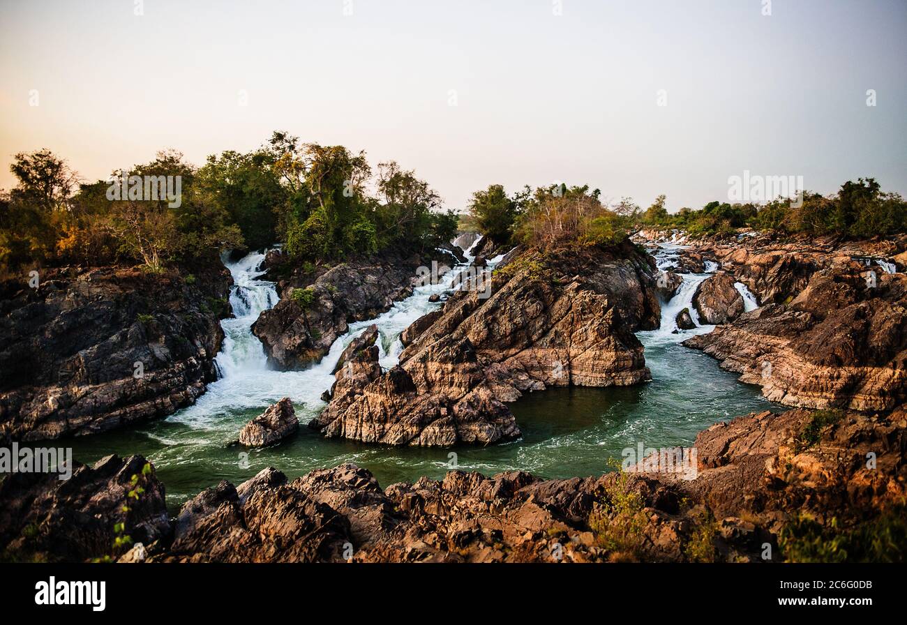 Fiume che scorre dalle cascate di si Phi o Somphamit anche conosciuto come cascate di Liphi o Don Khone sull'isola di Don Det, quattromila isole, si Phan Don, Foto Stock