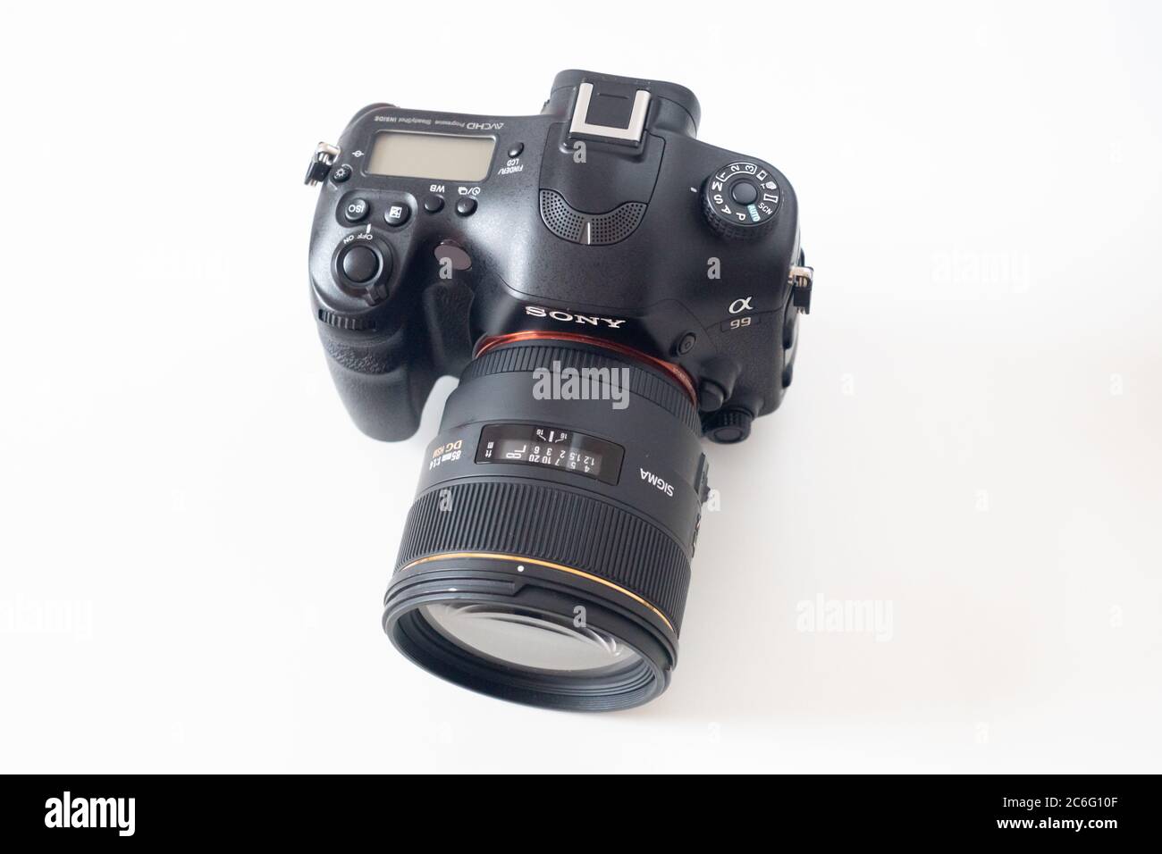 Fotocamera SLT digitale Full Frame da 35 mm Alpha A99 Sony con obiettivo Sigma 85mm f/1.4 DG HSM collegato - fotografia, fotocamera, obiettivo, kit, attrezzatura, Regno Unito Foto Stock
