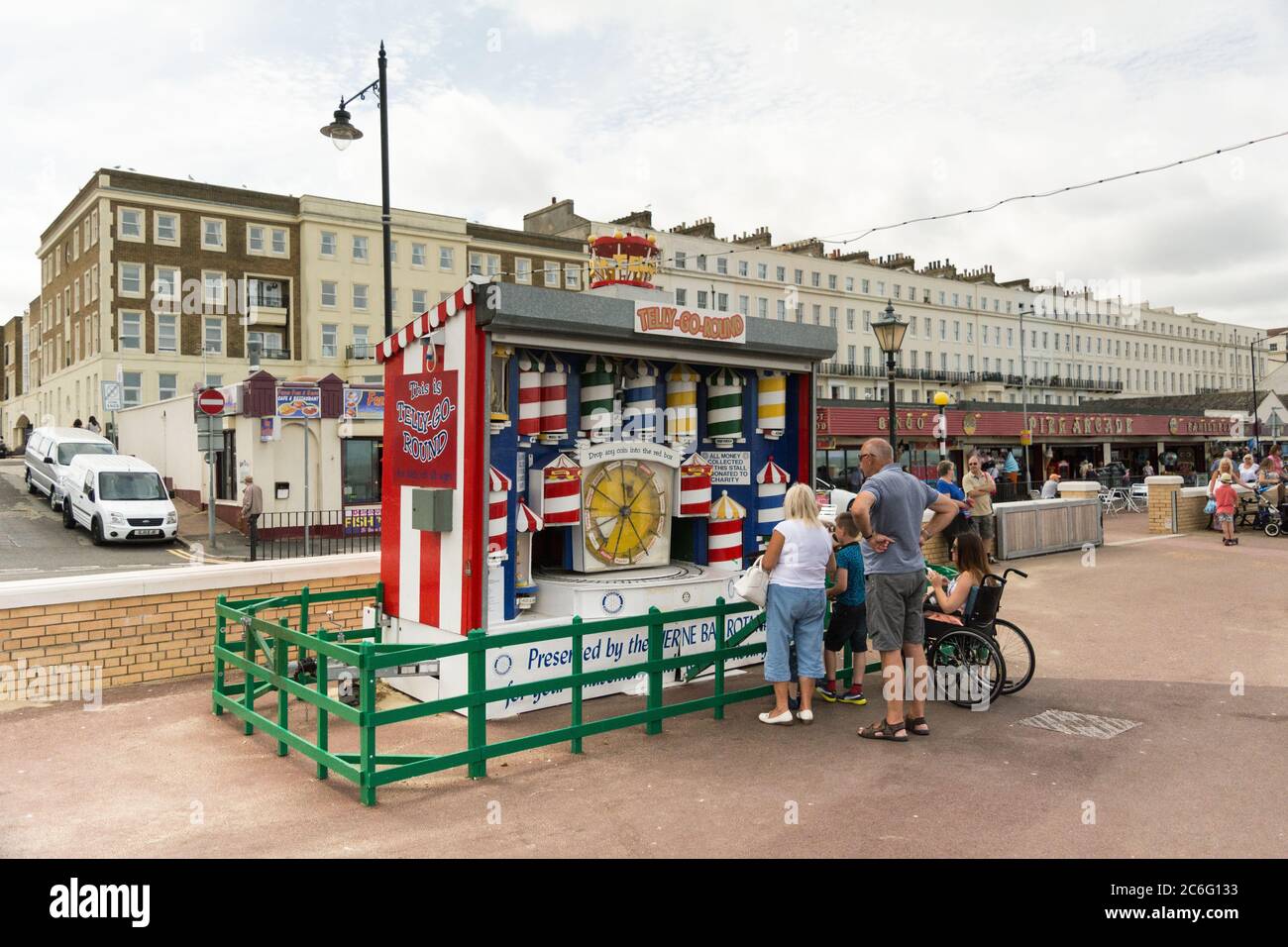 Una giovane donna disabile in sedia a rotelle che si gode una giornata a Herne Bay, Kent, Inghilterra, Regno Unito Foto Stock
