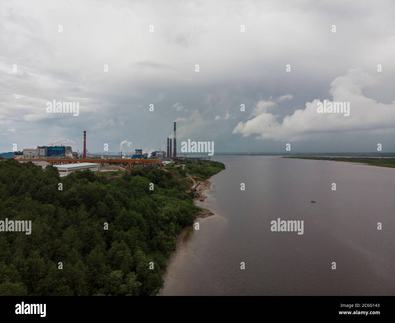 Luglio, 2020 - Arkhangelsk Pulp and Paper Mill. Una grande pianta sulle rive del fiume. Russia, regione di Arkhangelsk, la città di Novodvinsk Foto Stock