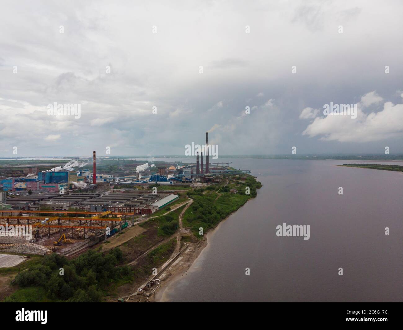 Luglio, 2020 - Arkhangelsk Pulp and Paper Mill. Una grande pianta sulle rive del fiume. Russia, regione di Arkhangelsk, la città di Novodvinsk Foto Stock