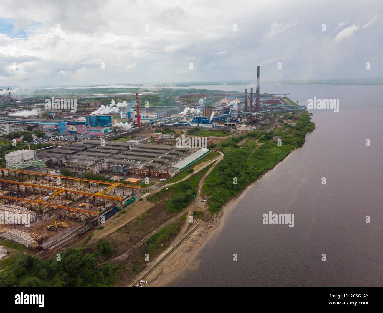 Luglio, 2020 - Arkhangelsk Pulp and Paper Mill. Una grande pianta sulle rive del fiume. Russia, regione di Arkhangelsk, la città di Novodvinsk Foto Stock