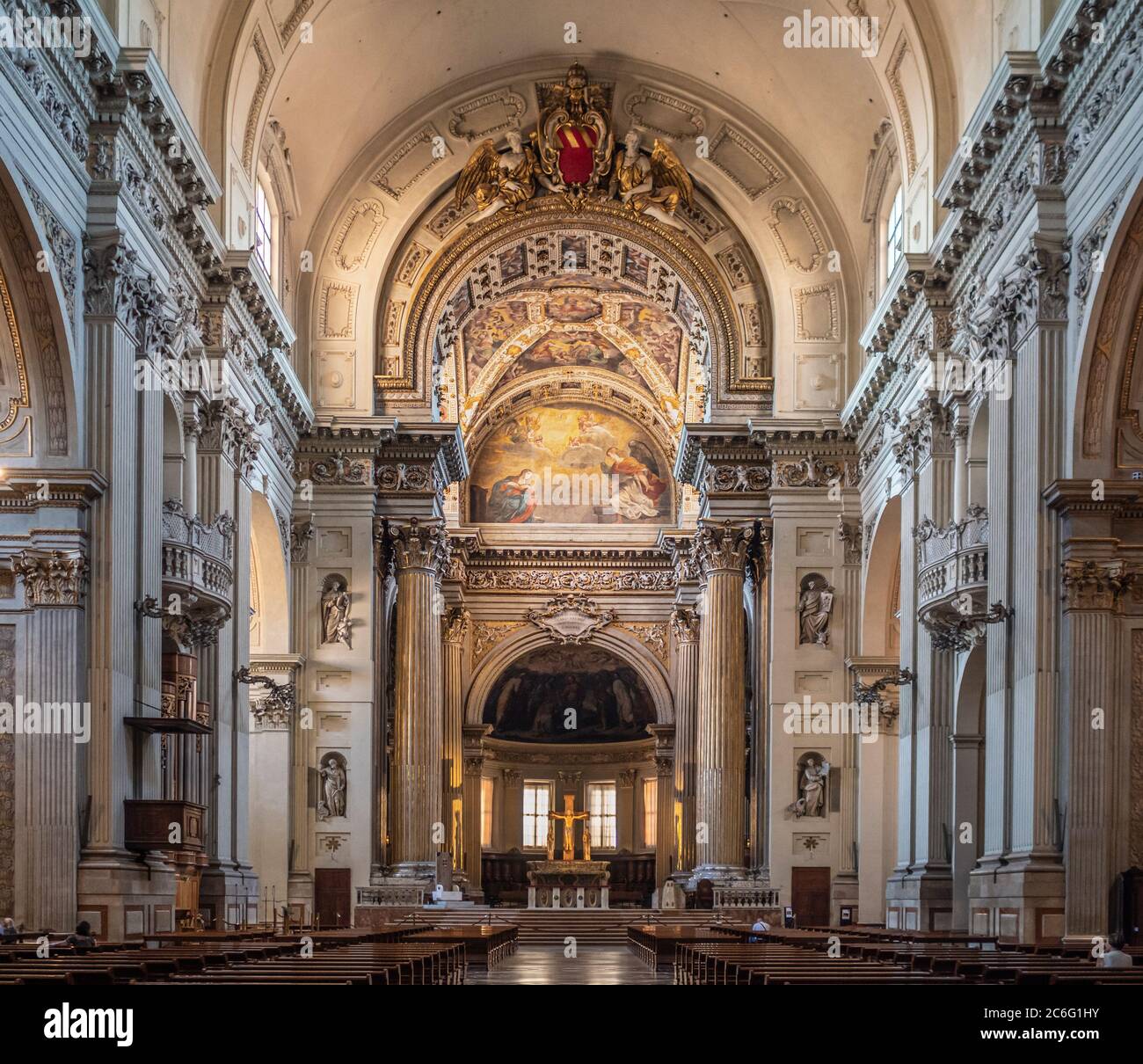 Foto interna della navata della Cattedrale di San Pietro. Bologna, Italia. Foto Stock