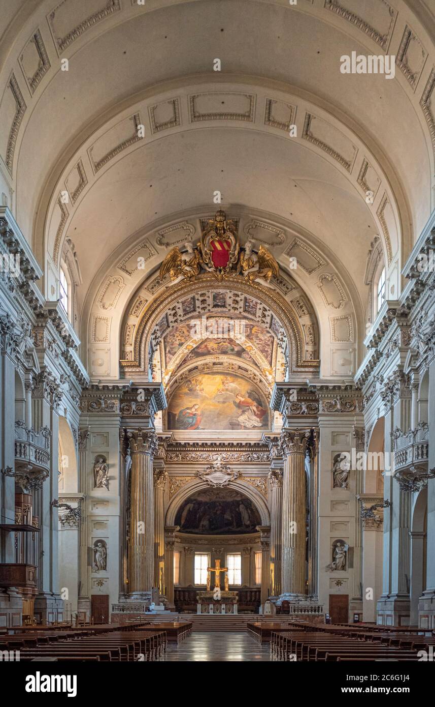 Foto interna della navata della Cattedrale di San Pietro. Bologna, Italia. Foto Stock