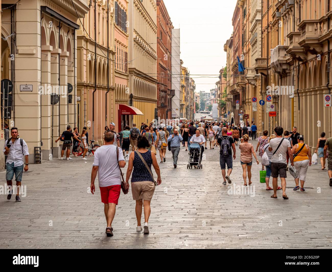 Pedonalizzazione del fine settimana. Escursione turistica lungo Via dell'Indipendenza di Domenica. Bologna, Itay Foto Stock