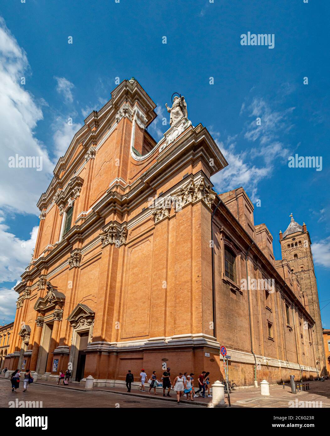 Cattedrale di San Pietro vista da Via dell'Indipendenza. Bologna. Italia. Foto Stock