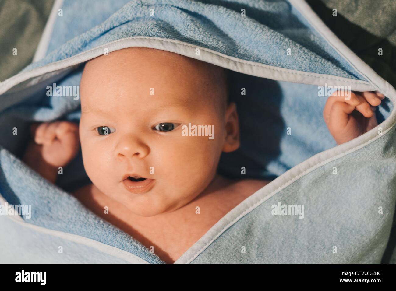 Bambino in asciugamano dopo il bagno Foto Stock