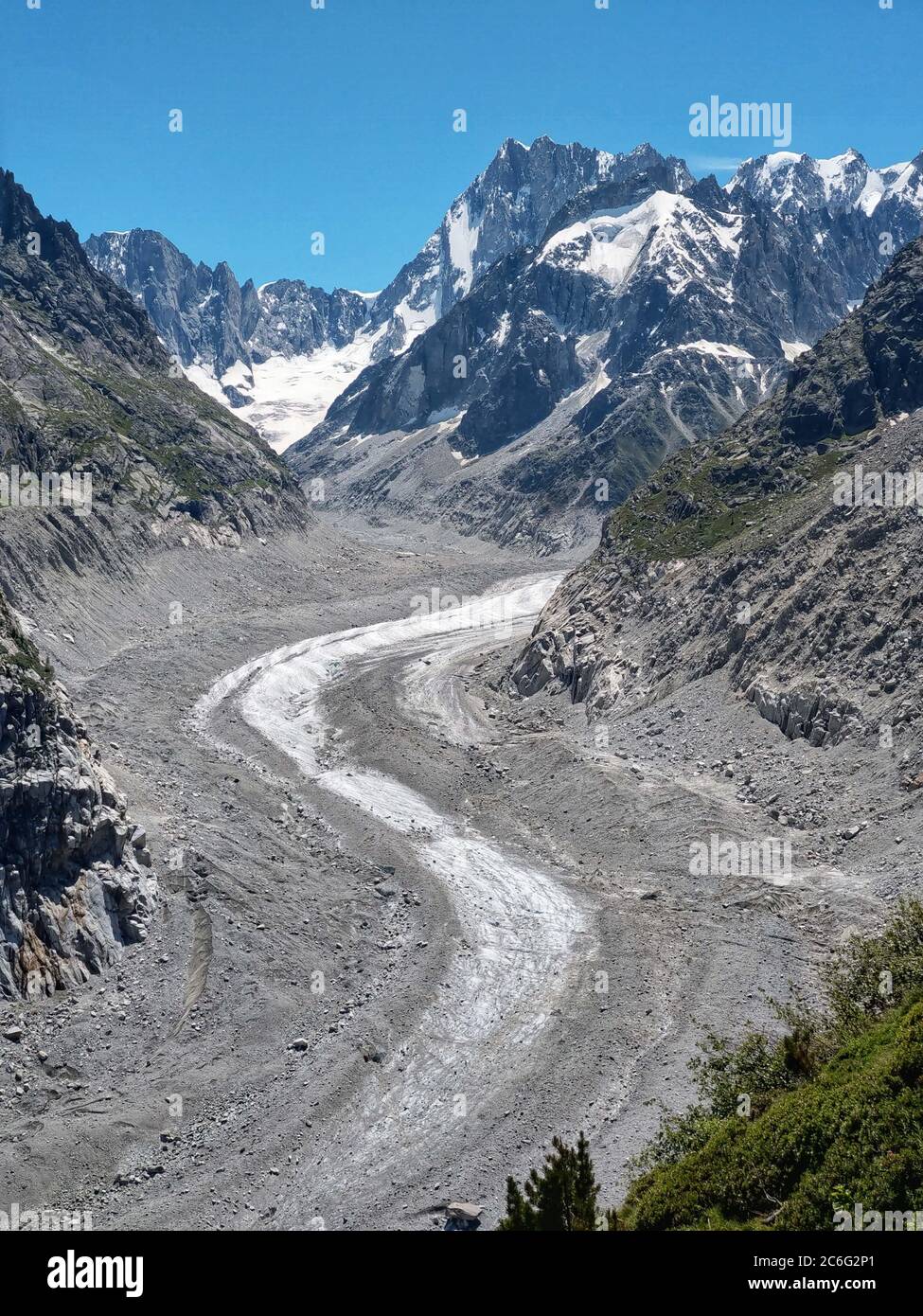 Chamonix, Chamonix Mont Blanc, Francia. 9 luglio 2020. Affacciato sulla valle del ghiacciaio Mer de Glace a Chamonix, Francia. Questo ghiacciaio è il più grande ghiacciaio francese ed è stato costantemente in contrazione, con ora circa 580 stepa di più sono stati costruiti per raggiungerlo alla grotta di ghiaccio. Nel 1988, erano necessari solo tre passi. Credit: Sachelle Babbar/ZUMA Wire/Alamy Live News Foto Stock