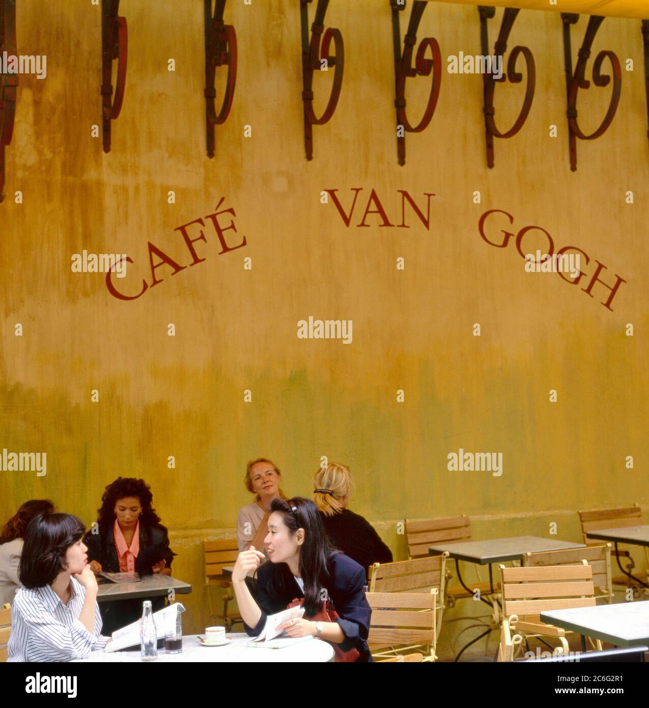Arles, Francia - 24 luglio 2017: Cafe Van Gogh a Place du Forum ad Arles. Provenza, Francia. Si tratta della stessa Cafe Terrace dipinta da Vincent van Gogh Foto Stock