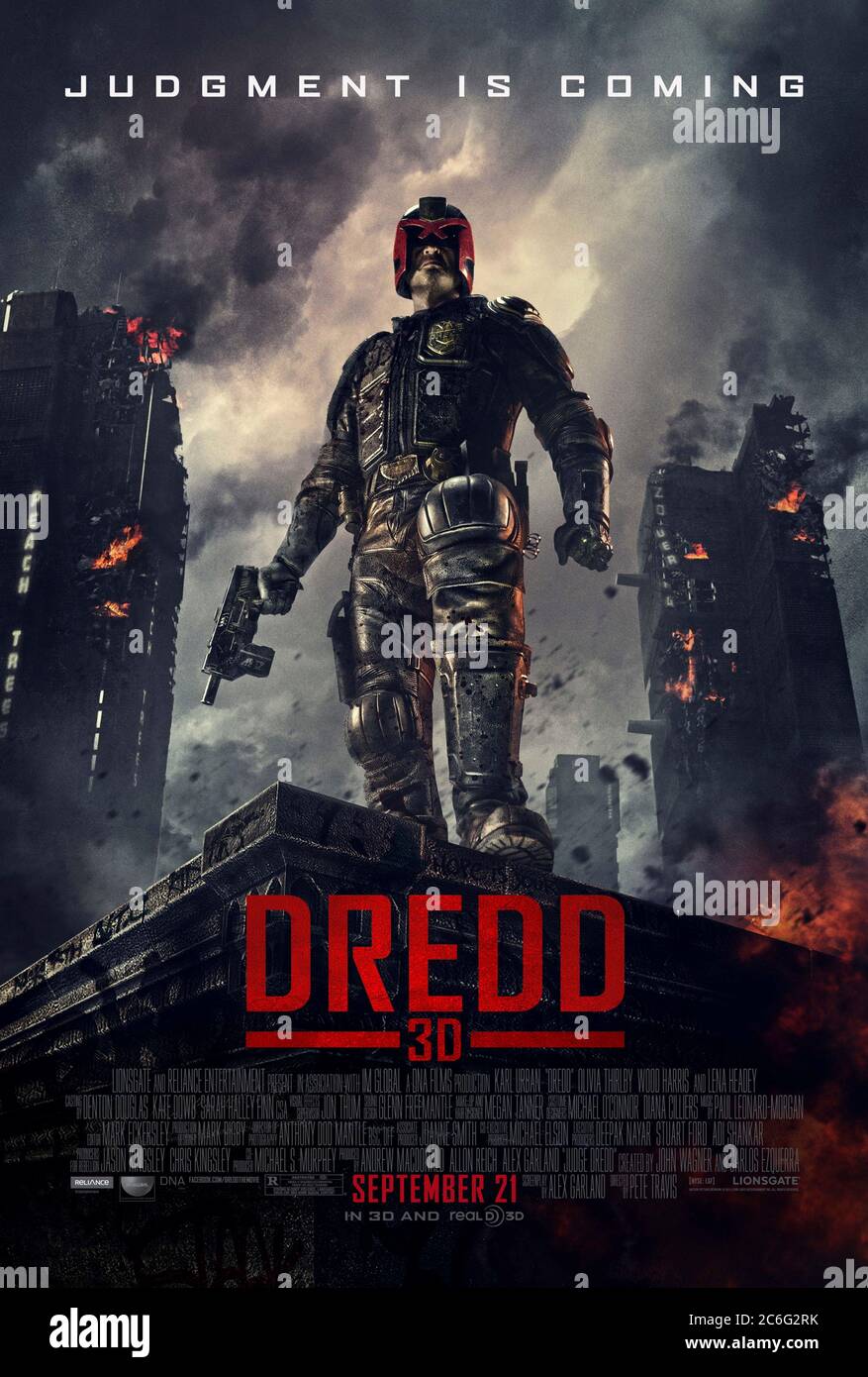 Dredd (2012) diretto da Pete Travis e con Karl Urban, Olivia Thirlby, Lena Headey e Rakie Ayola. Giudica Dredd e un rookie Anderson con abilità psichiche assumere un Signore della droga in Mega City One in questo impressionante adattamento 3D. Foto Stock