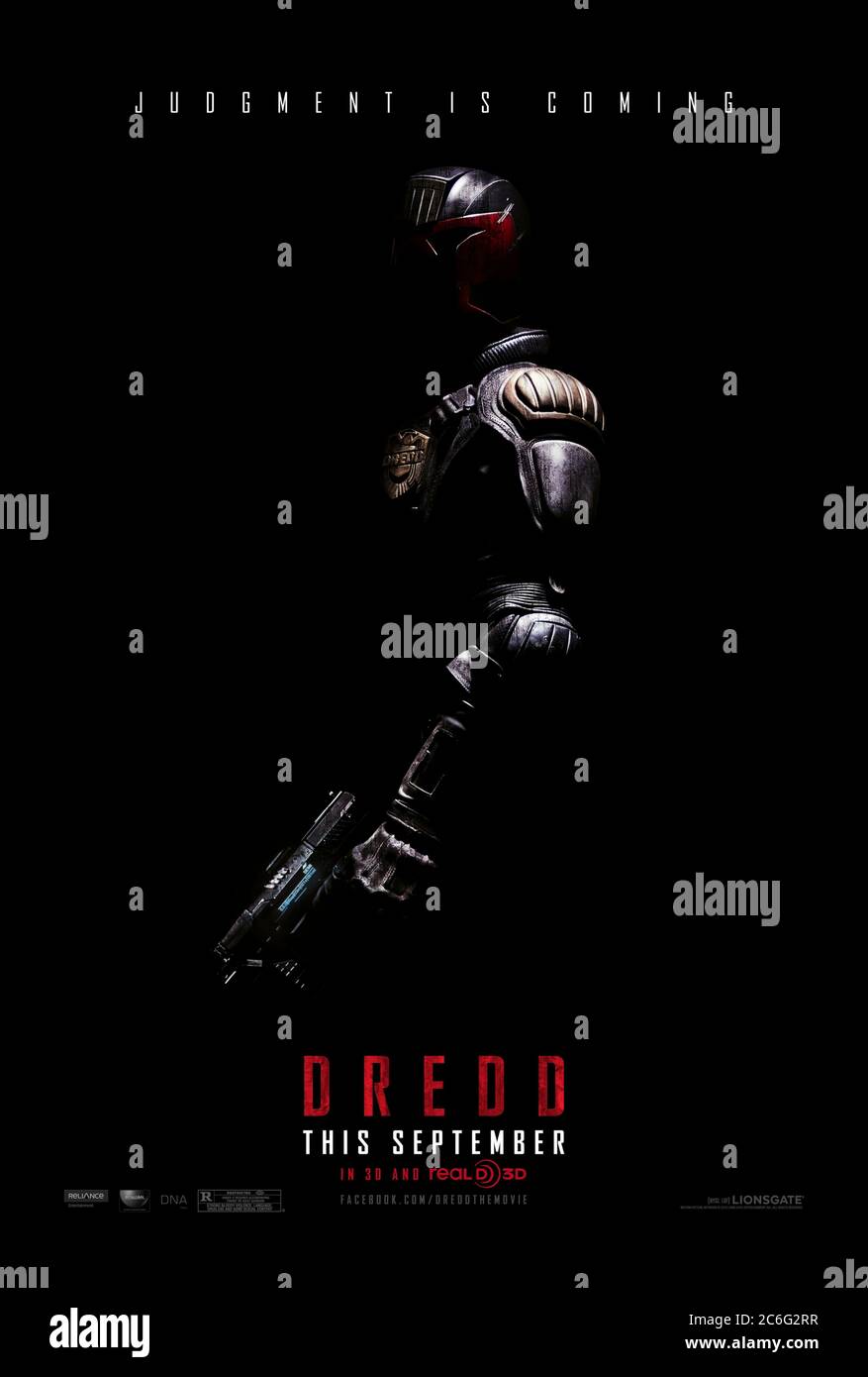Dredd (2012) diretto da Pete Travis e con Karl Urban, Olivia Thirlby, Lena Headey e Rakie Ayola. Giudica Dredd e un rookie Anderson con abilità psichiche assumere un Signore della droga in Mega City One in questo impressionante adattamento 3D. Foto Stock