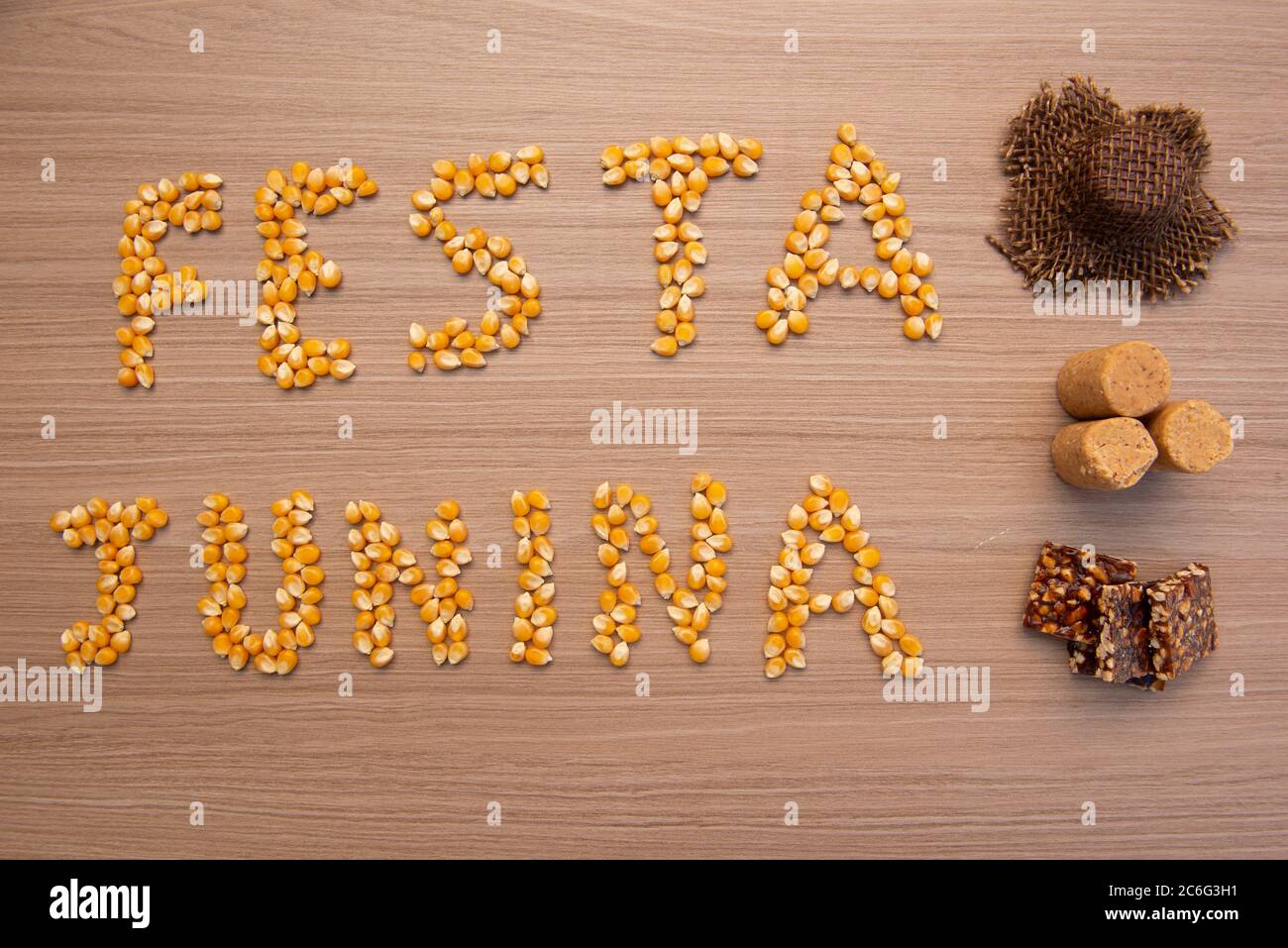 Festa di giugno (Festa Junina) scritta con grani di mais su legno. Tradizionale festival brasiliano celebrato tra giugno e luglio. Festa di campagna con typica Foto Stock