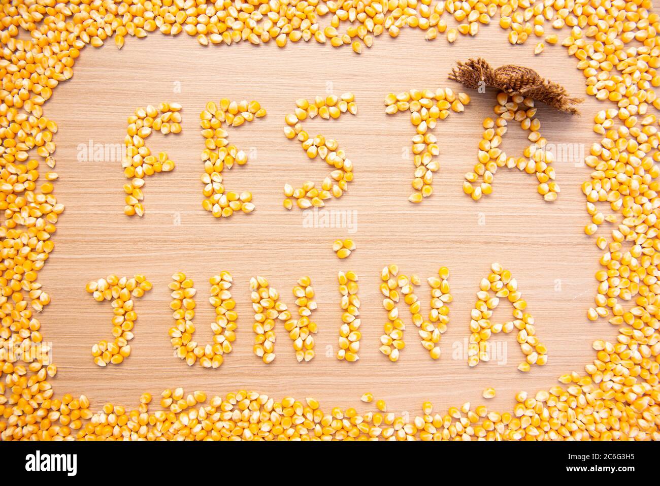 Festa di giugno (Festa Junina) scritta con grani di mais su legno. Tradizionale festival brasiliano celebrato tra giugno e luglio. Festa di campagna con typica Foto Stock