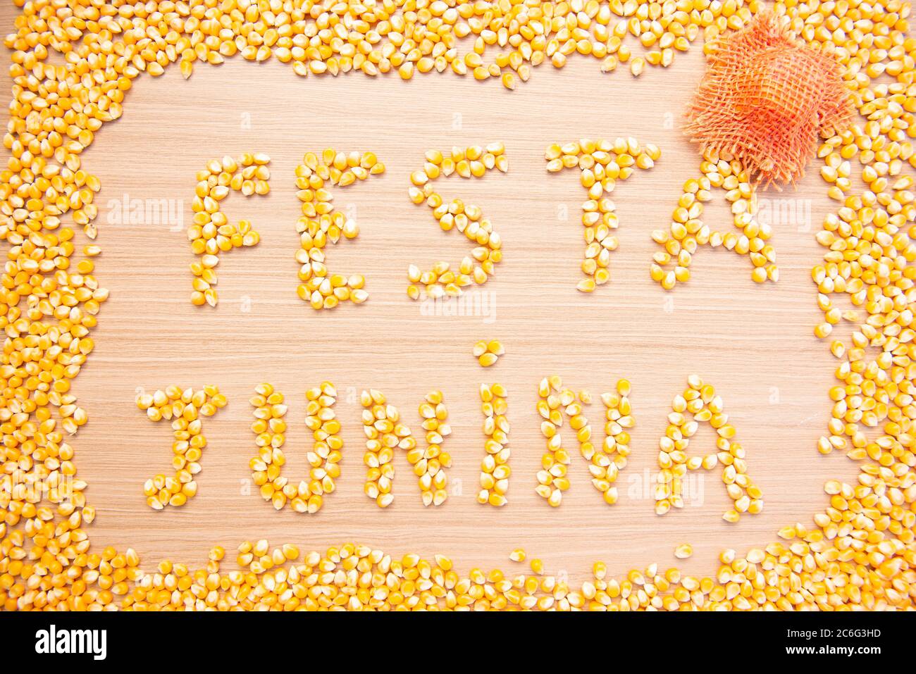 Festa di giugno (Festa Junina) scritta con grani di mais su legno. Tradizionale festival brasiliano celebrato tra giugno e luglio. Festa di campagna con typica Foto Stock