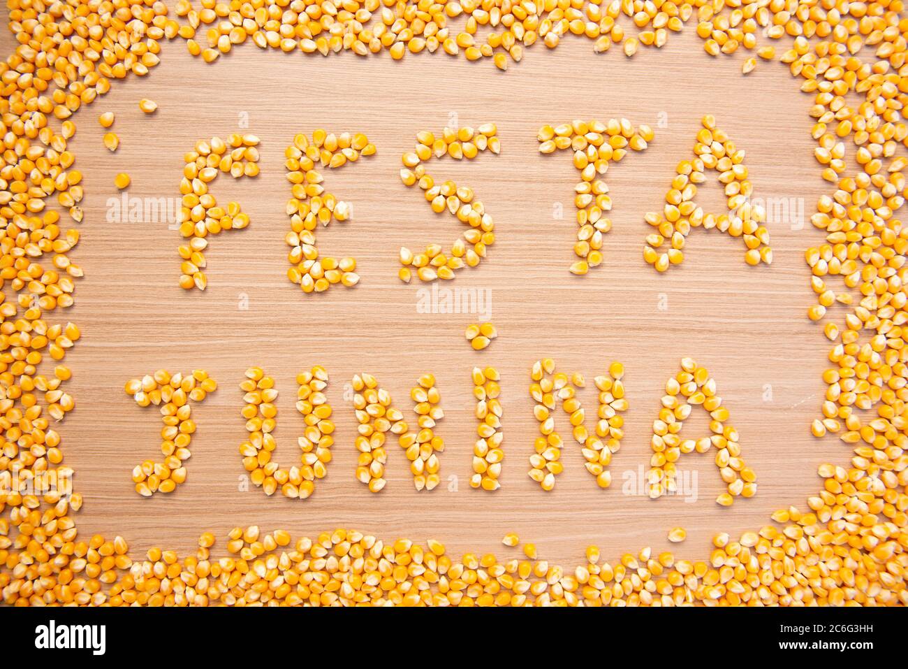 Festa di giugno (Festa Junina) scritta con grani di mais su legno. Tradizionale festival brasiliano celebrato tra giugno e luglio. Festa di campagna con typica Foto Stock