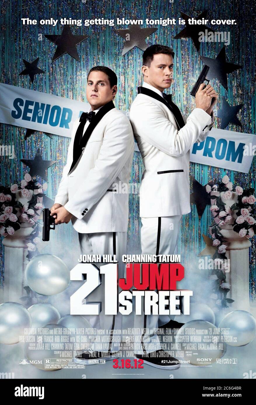 21 Jump Street (2012) diretto da Phil Lord e Christopher Miller e con Jonah Hill, Channing Tatum, Ice Cube e Dave Franco. I poliziotti vanno sotto copertura in una scuola superiore locale per infiltrarsi in una banda di commercianti di droga nel campus. Foto Stock