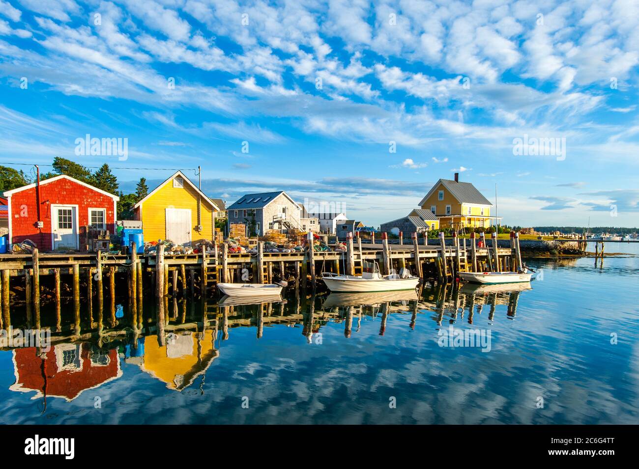 Molo per la pesca con boe di aragoste, trappole e baracche, Carvers Harbour, Vinalhaven, Maine Foto Stock