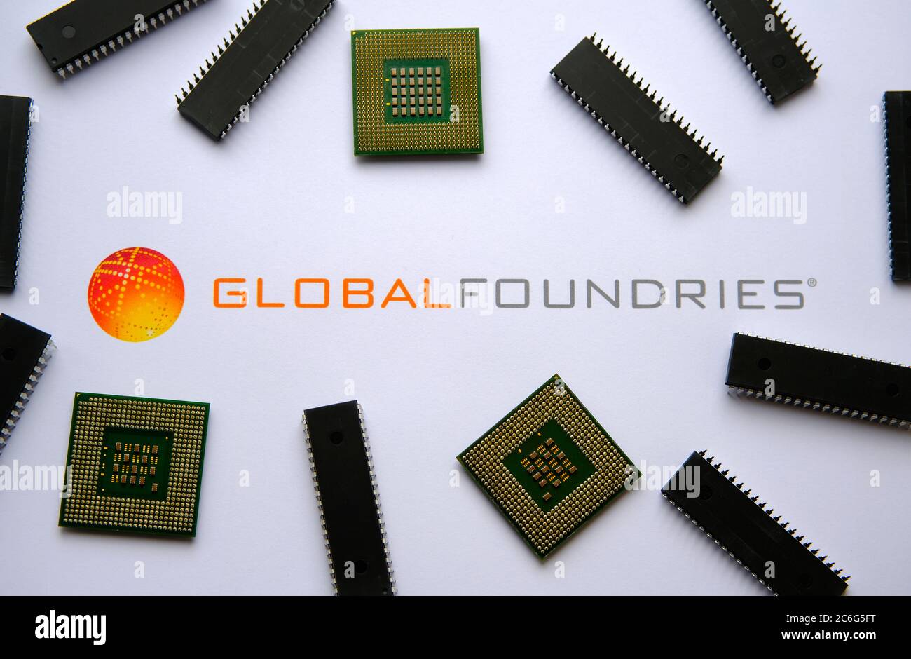 Stone / Regno Unito - 9 luglio 2020: Global Foundries - Semiconductor Logo del produttore sul documento stampato e grandi microchip collocati intorno. S Foto Stock