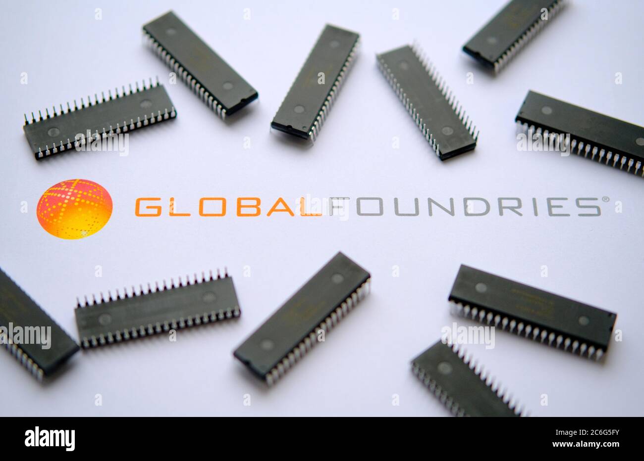 Stone / Regno Unito - 9 luglio 2020: Global Foundries - Semiconductor Logo del produttore sul documento stampato e grandi microchip collocati intorno. S Foto Stock