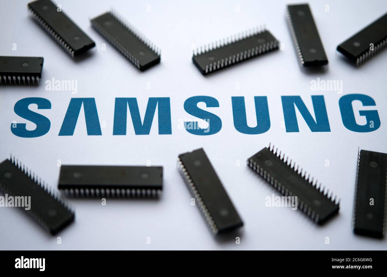 Stone / Regno Unito - 9 luglio 2020: Logo Samsung sul documento stampato e grandi microchip collocati intorno. Messa a fuoco selettiva. Foto Stock
